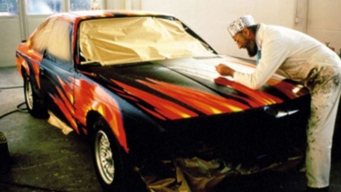 Art Cars N°5 – BWM 635 CSi by Ernst Fuchs. L’artiste peint le véhicule. 